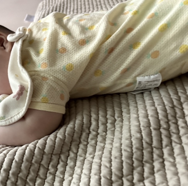뒤집기하고 자는 아기 사진